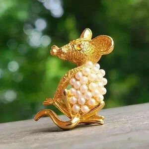 Gold-toned mouse with fuax pearl pin brooch tiny size